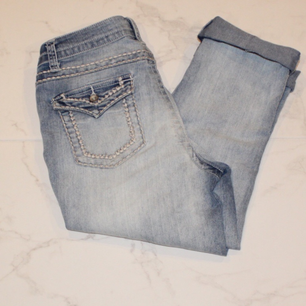 Natural Reflections ⋆ Light Wash Capris ⋆ 8